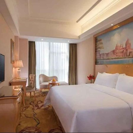Vienna Hotel Shenzhen Baoneng City Plaza Exterior foto
